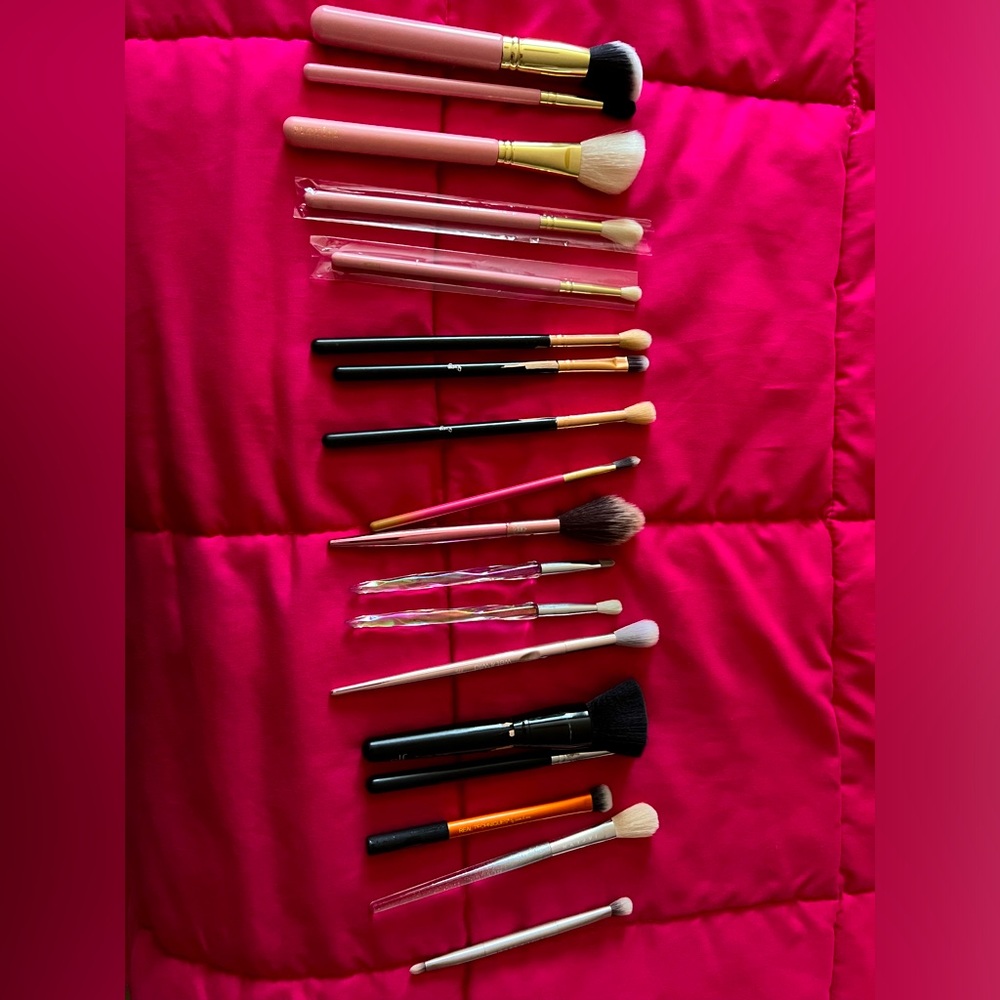 18 Makeup Brush Set - Pink and Black